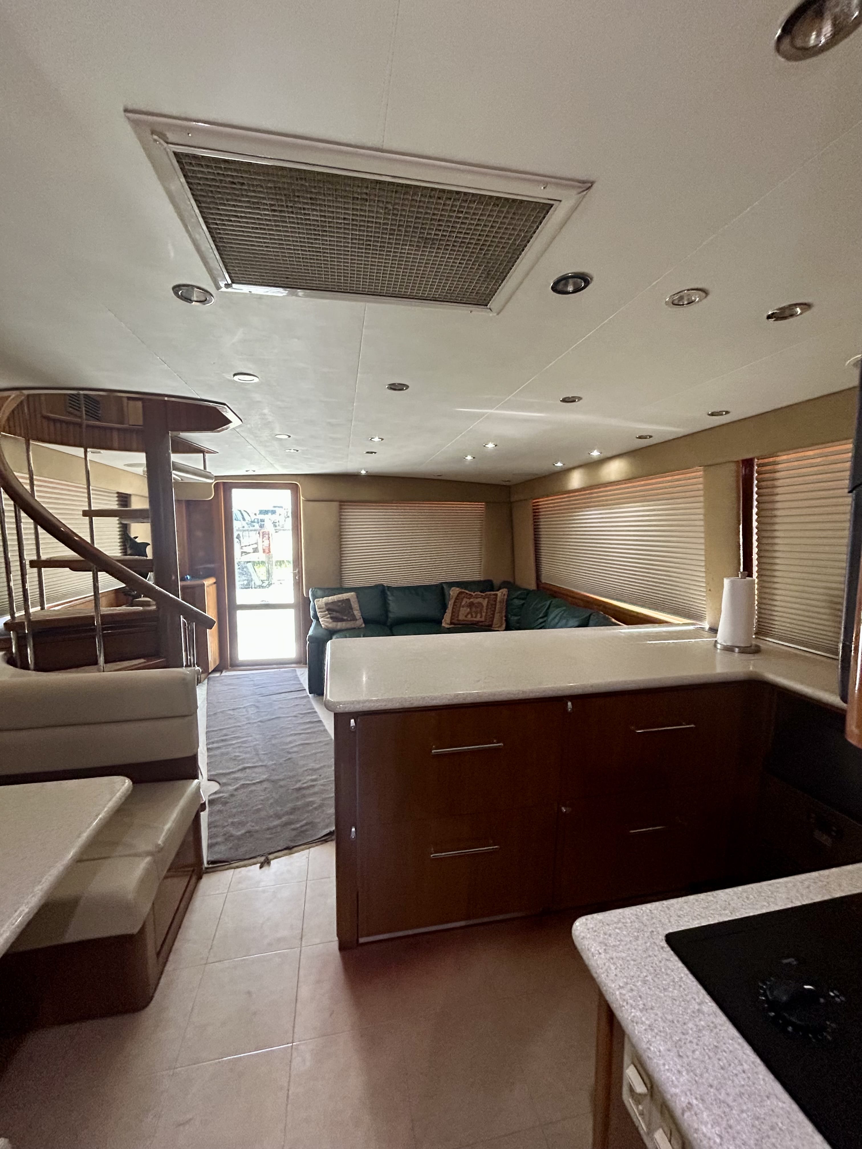 Bellagio - Saloon - Luxury Deep Sea Fishing Boat